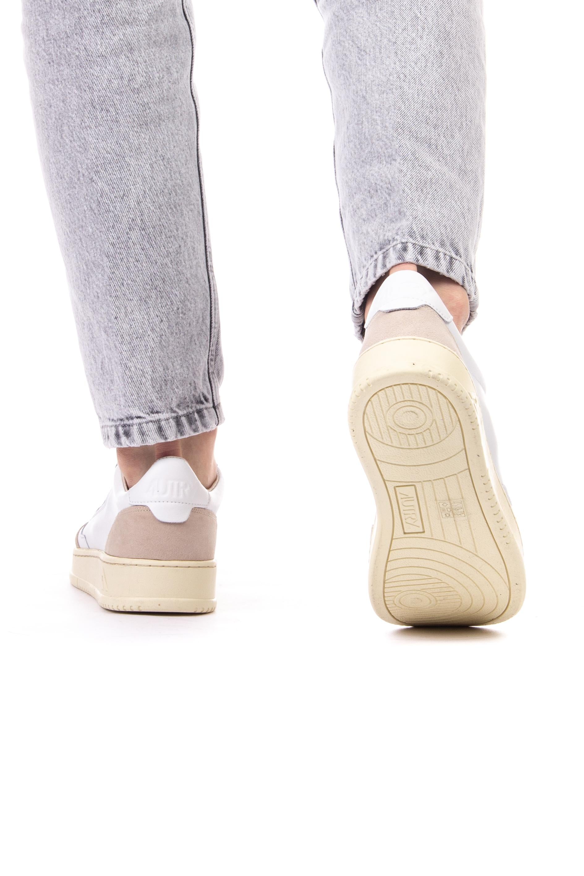 Sneaker bimatière en cuir et daim contrefort blanc