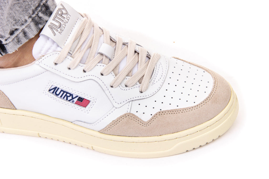Sneaker bimatière en cuir et daim contrefort blanc